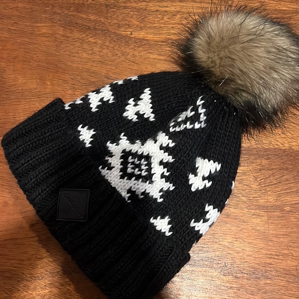 Eddie Bauer Pacific Ridge Pom
Beanie